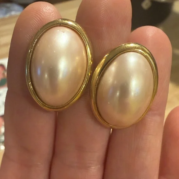 Trifari Signed Gold & Blush Pink Clip On Earrings Vintage - Picture 8 of 8